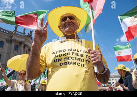 29.06.2024, Germania, Berlino - Europa - migliaia di iraniani in esilio protestano con lo slogan ëFree Iraní su Bebelplatz nel quartiere Mitte Foto Stock