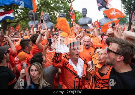 06.07.2024, Germania, Berlino - Europa - i tifosi della nazionale olandese festeggiano con una passeggiata dei tifosi prima dei quarti di finale contro il Turke Foto Stock