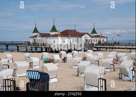 27.07.2024, Germania, Meclemburgo-Pomerania occidentale, Ahlbeck - Europa - sedie a sdraio tradizionali sulla spiaggia del Mar Baltico con il molo di Ahlbeck nel b Foto Stock