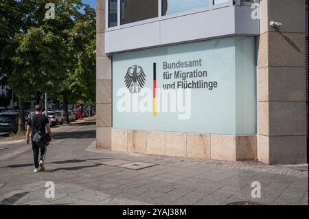 02.09.2024, Germania, Berlino - Europa - Vista esterna della sede berlinese dell'Ufficio federale per la migrazione e i rifugiati (BAMF) all'angolo B. Foto Stock