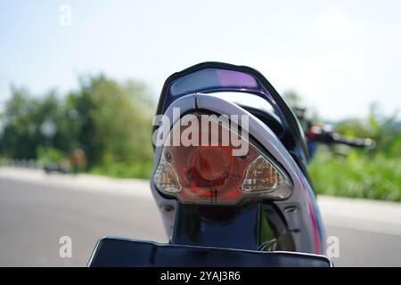 primo piano, luce di posizione posteriore della motocicletta con sottoscocca a 4 tempi Foto Stock