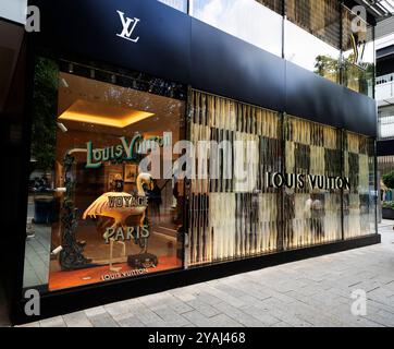 Boutique Louis Vuitton auf der Düsseldorfer Kö Aussenansicht der Edelboutique Louis Vuitton auf der Düsseldorfer Königsallee. Düsseldorf Deutschland Nordrhein-Westfalen / NRW *** boutique Louis Vuitton su Düsseldorfs Königsallee Vista esterna della boutique di lusso Louis Vuitton su Düsseldorfs Königsallee Düsseldorf Germania Renania settentrionale-Vestfalia NRW Foto Stock