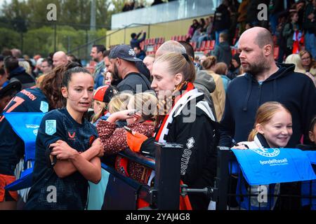 Rotterdam, Paesi Bassi. 13 ottobre 2024. Varkenoord, 13 ottobre 2024: Tifosi dopo la partita Azerion Vrouwen Eredivisie tra Feyenoord e FC Utrecht a Varkenoord a Rotterdam, Paesi Bassi. (Arne van der Ben/SPP) credito: SPP Sport Press Photo. /Alamy Live News Foto Stock