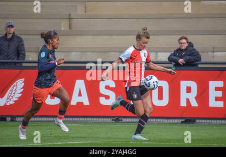 Rotterdam, Paesi Bassi. 13 ottobre 2024. Varkenoord, 13 ottobre 2024: Esmee de Graaf #14 durante la partita Azerion Vrouwen Eredivisie tra Feyenoord e FC Utrecht al Varkenoord di Rotterdam, Paesi Bassi. (Arne van der Ben/SPP) credito: SPP Sport Press Photo. /Alamy Live News Foto Stock