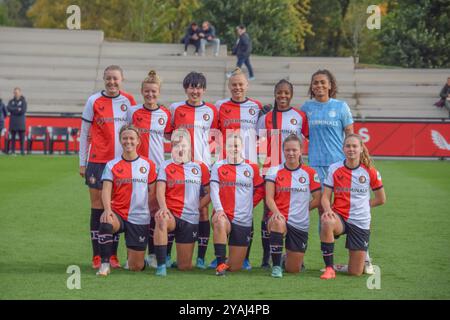 Rotterdam, Paesi Bassi. 13 ottobre 2024. Varkenoord, 13 ottobre 2024: Team Feyenoord prima della partita Azerion Vrouwen Eredivisie tra Feyenoord e FC Utrecht a Varkenoord a Rotterdam, Paesi Bassi. (Arne van der Ben/SPP) credito: SPP Sport Press Photo. /Alamy Live News Foto Stock