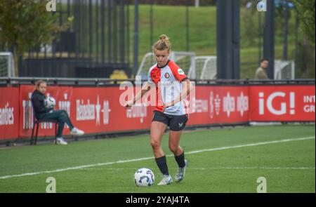 Rotterdam, Paesi Bassi. 13 ottobre 2024. Varkenoord, 13 ottobre 2024: Esmee de Graaf #14 durante la partita Azerion Vrouwen Eredivisie tra Feyenoord e FC Utrecht al Varkenoord di Rotterdam, Paesi Bassi. (Arne van der Ben/SPP) credito: SPP Sport Press Photo. /Alamy Live News Foto Stock