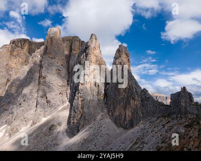 Torri del Sella. Passo del Sella, Val di Fassa e Val Gardena, Dolomiti del Sassolungo (Sasslong). Vista aerea delle cime rocciose delle montagne e delle nuvole. Foto Stock