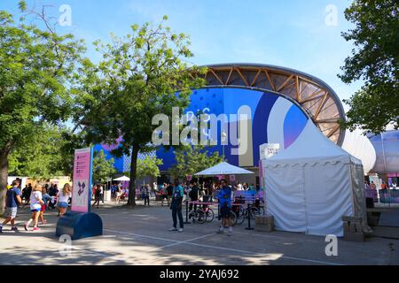 Parigi, Francia - 10 agosto 2024 : facciata dell'Arena Champ de Mars, ex Grand Palais Ephemere, un luogo temporaneo di fronte alla scuola militare Foto Stock