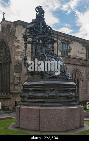 NEWCASTLE UPON TYNE, Regno Unito - 2 AGOSTO 2012: Statua commemorativa della regina Vittoria, progettata da Alfred Gilbert in St Nicholas' Square Foto Stock