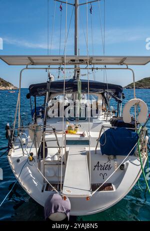 Grande yacht da crociera in barca a vela nel porto di agios Nikolaos sull'isola greca ionica di Zante o Zante in Grecia Foto Stock