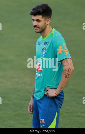 Gama, Brasile, 13 ottobre 2024. Lucas Beraldo del Brasile, guarda durante la sessione di allenamento, al Bezerrao Stadium, a Gama, Brasile, il 13 ottobre 2024. La squadra si sta preparando ad affrontare il Perù nel decimo turno delle qualificazioni sudamericane per la Coppa del mondo FIFA 2026. Foto: Heuler Andrey/DiaEsportivo/Alamy Live News Foto Stock