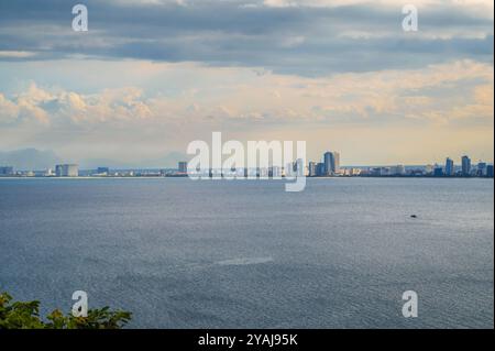 Vista panoramica della città di da Nang in Vietnam in estate con il tempo nuvoloso dall'alto da un drone Foto Stock