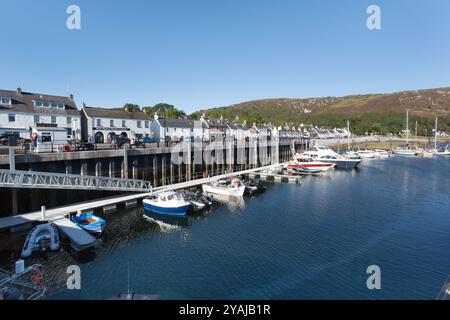 Villaggio di Ullapool, Scozia. Vista pittoresca della Shore Street di Ullapool con il porticciolo in primo piano. Foto Stock