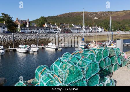 Villaggio di Ullapool, Scozia. Vista pittoresca della Shore Street di Ullapool con il molo e il porticciolo in primo piano. Foto Stock