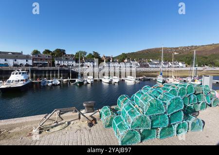 Villaggio di Ullapool, Scozia. Vista pittoresca della Shore Street di Ullapool con il molo e il porticciolo in primo piano. Foto Stock