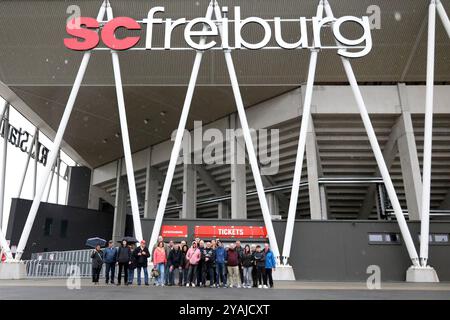Friburgo Im Breisgau, Germania. 12 ottobre 2024. Schiedsrichter-Ausflug der Gruppe Neustadt 2024 mit Stadionbesichtigung des Europa Park Stadion des SC Freiburg mit anschließender Rundfahrt im Partywagen der Freiburger Verkehrs AG durch die Stadt Freiburg crediti: dpa/Alamy Live News Foto Stock