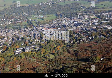 Vista aerea della città di Ilkey da Ilkley Moor (alcune delle quali in primo piano), West Yorkshire Foto Stock