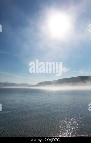 Villaggio di Ullapool, Scozia. Vista pittoresca di una nebbia di mare su Loch Broom. Foto Stock