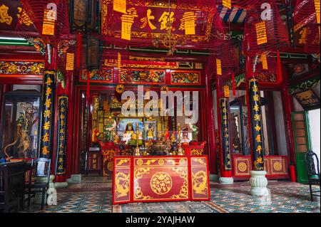 Interno di un antico tempio buddista asiatico su una pagoda nella città vecchia di Hoi An in Asia. Hoi An, Vietnam - 12 settembre 2024 Foto Stock