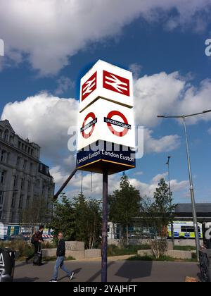 Cartello segnaletico per i treni sotterranei e terrestri, nonché autobus e taxi alla stazione ferroviaria di Euston, Londra, Inghilterra. Foto Stock