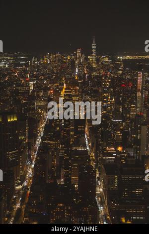 Vista notturna del centro di Manhattan dal Summit One Vanderbilt Foto Stock