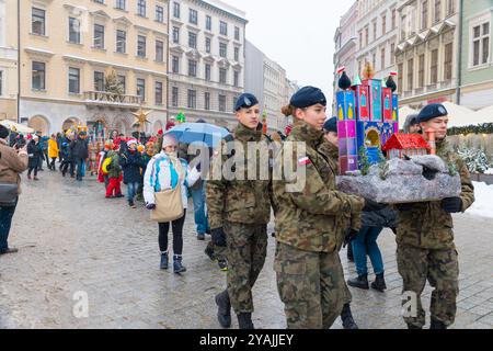 Cracovia, Polonia - 7 dicembre 2023: Sfilata di Szopki durante il concorso annuale di presepe a Kraków, patrimonio dell'umanità dell'UNESCO Foto Stock