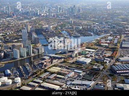 Vista aerea di Salford Quays e del centro di Manchester. Guarda verso est lungo Trafford Wharf Road e Wharfside Way con il centro commerciale Quays Foto Stock