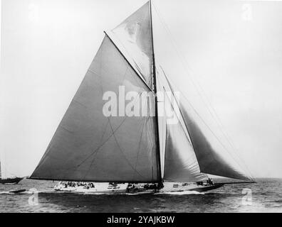 IMMAGINI DI UN TEMPO - gestito da PPL FOTO AGENCYCirca 1901 America's Cup: Il mostro DELL'INDIPENDENZA americana dello yacht, di proprietà di Thomas Lawson di Boston, Foto Stock