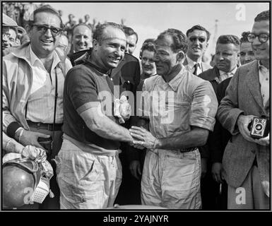 Stirling Moss si congratula con Juan Fangio per la sua vittoria al Nederland Grand Prix di Zandvoort Paesi Bassi. Il vincitore J. M. Fangio (a sinistra) è congratulato con il suo collega di squadra Stirling Moss, entrambi alla guida di Mercedes 19 giugno 1955 North Holland, Zandvoort Fangio J.M., Moss, Stirling Foto Stock