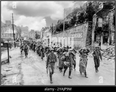 I prigionieri tedeschi della seconda guerra mondiale in NORMANDIA marciarono fuori dalla città, Cherbourg, Normandia, Francia, giugno 1944 BATTAGLIA PER IL capitano W.H. Hooper, che comandava il 314th Inf. Del 79esimo documento d'identità americano e alcuni dei suoi uomini affiancavano una colonna di prigionieri tedeschi, ufficiali alla testa. Risalgono l'avenue de Paris a Cherbourg, passando davanti all'iscrizione "Cherbourg", la colonna si dirige a sud, raggiungendo i campi di prigionia allestiti sull'altopiano della Montagne du Roule, Normandia Francia giugno 1944 Foto Stock