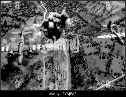 Bombardieri americani WW2 in un volo bomba a Domfort Normandy, colpendo una rete ferroviaria per fermare il rifornimento della Germania nazista dopo il D-Day giugno 1944 due bombardieri bimotore Douglas Havoc A-20G bombardano la rete ferroviaria di Domfort in Normandia, per impedire ai tedeschi di rifornire uomini e attrezzature. 671st Bombardment Squadron del 416th Bombardment Group del 97th Combat Bombardment Wing del IX Bomber Command della Ninth Air Force. Foto Stock