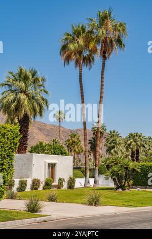 Palm Springs, CALIFORNIA, USA - 22 maggio 2024: Esterno di una moderna casa di lusso della metà del secolo in un quartiere periferico. Foto Stock