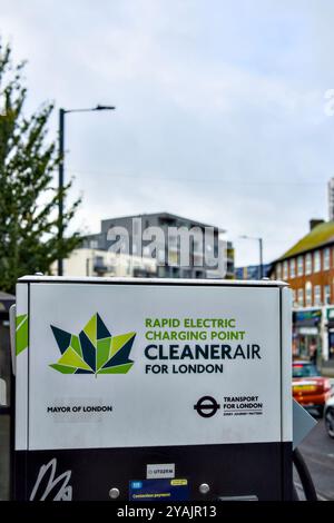 Rapid Electric Charging Point, Ealing Road, Alperton, Borough of Brent, Londra, Inghilterra, Regno Unito Foto Stock