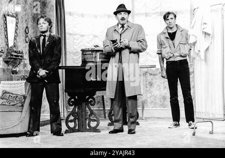 l-r: David John (Dennis), Leonard Rossiter (Truscott), Neil Pearson (Hal) in BOTTINO di Joe Orton al Lyric Theatre, Londra W1 19/09/1984 design: Saul Radomsky illuminazione: Mick Hughes regista: Jonathan Lynn Foto Stock