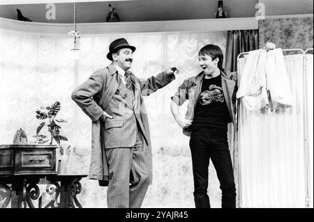 l-r: Leonard Rossiter (Truscott), Neil Pearson (Hal) in BOTTINO di Joe Orton all'Ambassador's Theatre, Londra WC2 13/03/1984 design: Saul Radomsky illuminazione: Mick Hughes regista: Jonathan Lynn Foto Stock