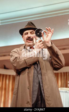 Leonard Rossiter (Truscott) in BOTTINO di Joe Orton all'Ambassador's Theatre, Londra WC2 13/03/1984 design: Saul Radomsky illuminazione: Mick Hughes regista: Jonathan Lynn Foto Stock