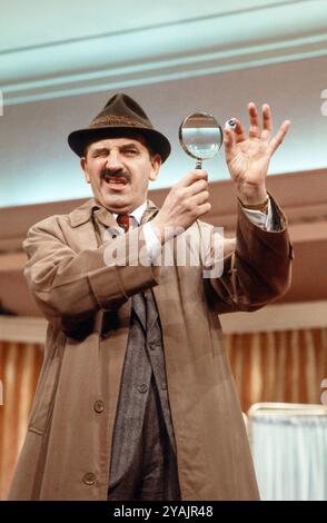 Leonard Rossiter (Truscott) in BOTTINO di Joe Orton all'Ambassador's Theatre, Londra WC2 13/03/1984 design: Saul Radomsky illuminazione: Mick Hughes regista: Jonathan Lynn Foto Stock