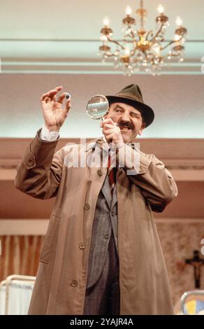 Leonard Rossiter (Truscott) in BOTTINO di Joe Orton all'Ambassador's Theatre, Londra WC2 13/03/1984 design: Saul Radomsky illuminazione: Mick Hughes regista: Jonathan Lynn Foto Stock