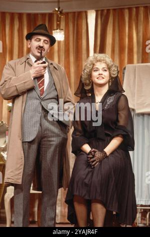 Leonard Rossiter (ispettore Truscott), Gemma Craven (infermiera Fay) in BOTTINO di Joe Orton all'Ambassador's Theatre, Londra WC2 13/03/1984 design: Saul Radomsky illuminazione: Mick Hughes regista: Jonathan Lynn Foto Stock