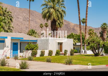 Palm Springs, CALIFORNIA, USA - 22 maggio 2024: Esterno di una moderna casa di lusso della metà del secolo in un quartiere periferico. Foto Stock