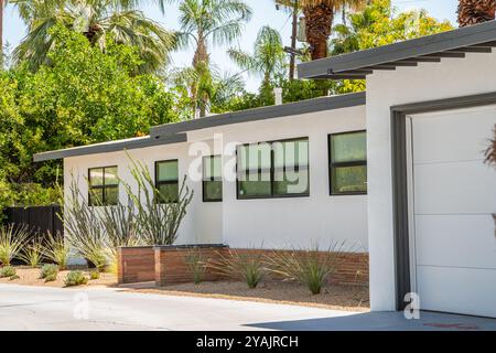 Palm Springs, CALIFORNIA, USA - 22 maggio 2024: Esterno di una moderna casa di lusso della metà del secolo in un quartiere periferico. Foto Stock