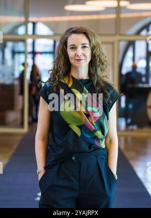 14 ottobre 2024, Assia, Francoforte sul meno: Iris Wolff, autrice del romanzo "Lichtungen", è in piedi prima della cerimonia di premiazione del Premio del Libro tedesco nel Römer. Foto: Andreas Arnold/dpa Foto Stock