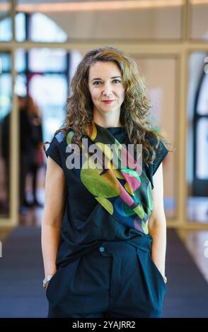 14 ottobre 2024, Assia, Francoforte sul meno: Iris Wolff, autrice del romanzo "Lichtungen", è in piedi prima della cerimonia di premiazione del Premio del Libro tedesco nel Römer. Foto: Andreas Arnold/dpa Foto Stock