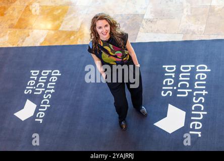 14 ottobre 2024, Assia, Francoforte sul meno: Iris Wolff, autrice del romanzo "Lichtungen", è in piedi prima della cerimonia di premiazione del Premio del Libro tedesco nel Römer. Foto: Andreas Arnold/dpa Foto Stock