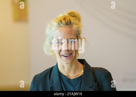 14 ottobre 2024, Assia, Francoforte sul meno: Maren Kames, autore del romanzo 'Hasenprosa', si trova di fronte alla cerimonia di premiazione del Premio del Libro tedesco 2024 nella Römer. Foto: Andreas Arnold/dpa Foto Stock