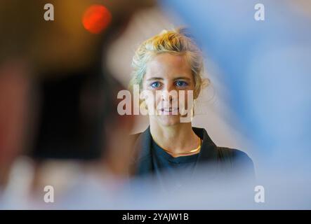 14 ottobre 2024, Assia, Francoforte sul meno: Maren Kames, autore del romanzo 'Hasenprosa', si trova di fronte alla cerimonia di premiazione del Premio del Libro tedesco 2024 nella Römer. Foto: Andreas Arnold/dpa Foto Stock