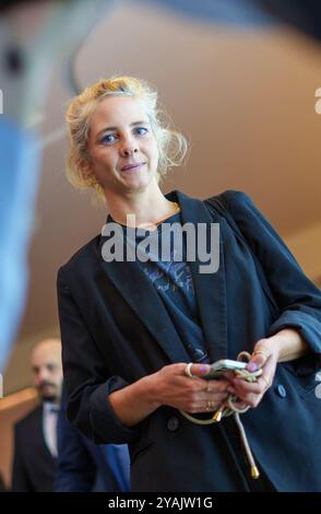 14 ottobre 2024, Assia, Francoforte sul meno: Maren Kames, autore del romanzo 'Hasenprosa', si trova di fronte alla cerimonia di premiazione del Premio del Libro tedesco 2024 nella Römer. Foto: Andreas Arnold/dpa Foto Stock