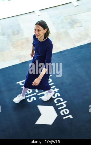 14 ottobre 2024, Assia, Francoforte sul meno: Martina Hefter, autrice del romanzo "Hey Buongiorno, How Are You?", arriva al Römer per la cerimonia di premiazione del Premio del Libro tedesco 2024. Foto: Andreas Arnold/dpa Foto Stock