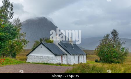 Blackrock Cottage, Glencoe con Buachaille Etive Mor dietro Foto Stock