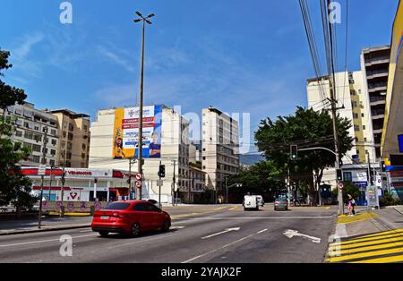 RIO DE JANEIRO, BRASILE - 12 ottobre 2024: Strada tipica nel quartiere di Tijuca Foto Stock